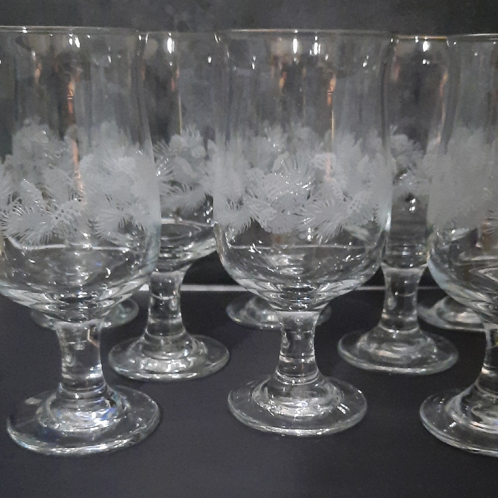 Set Of 8 Libbey Clear Pinecone Etched Glass Goblets.